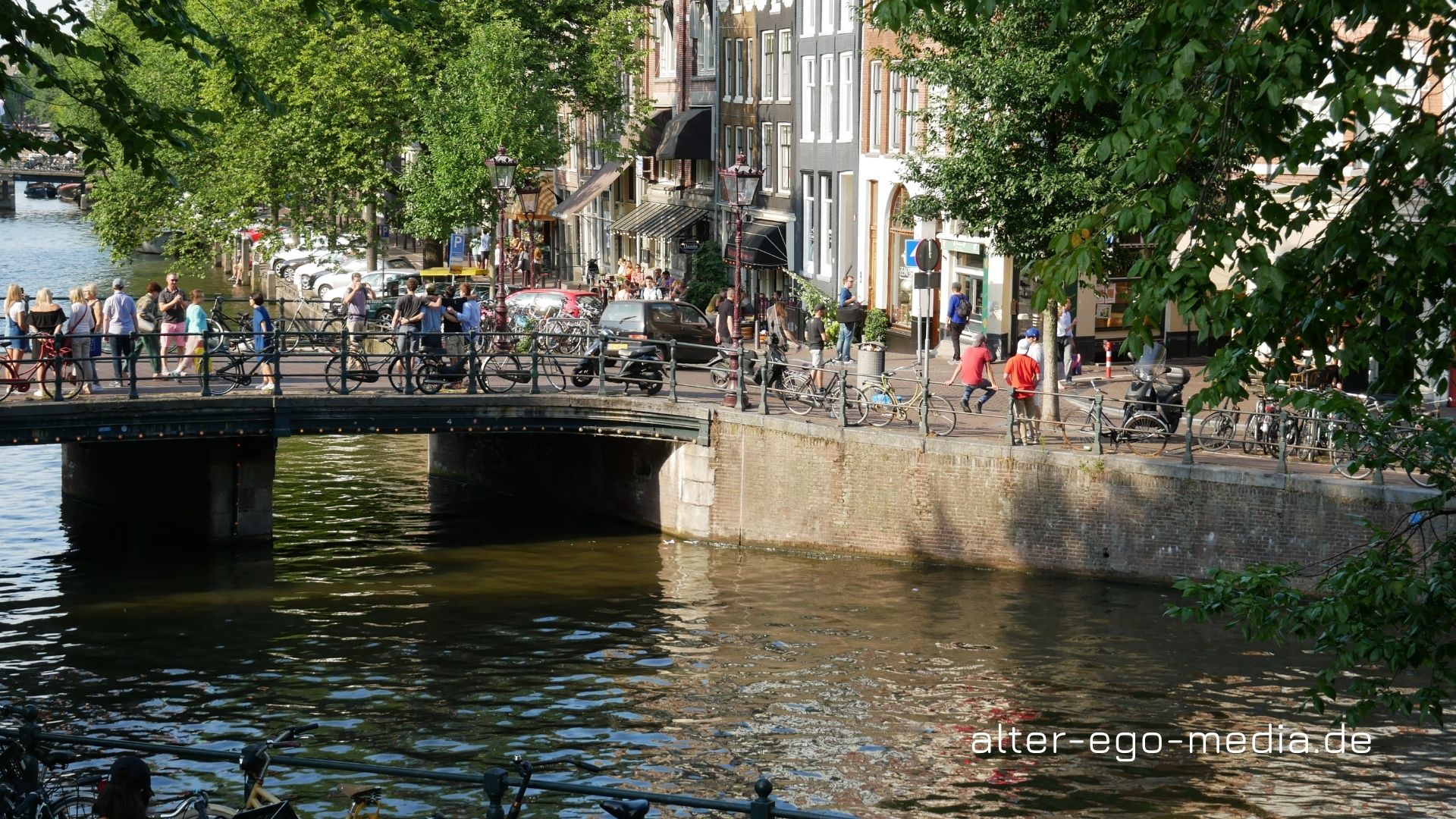 Амстердам каналы и туристы