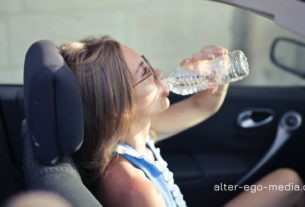 Жара в Германии - девушка пьет воду