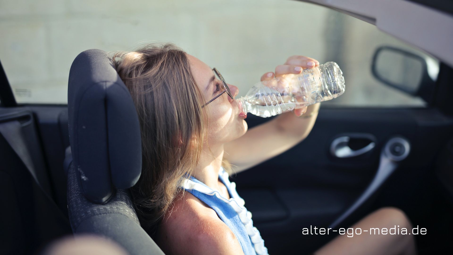 Жара в Германии - девушка пьет воду